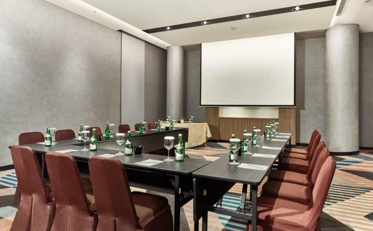 Novotel Karawang Buitenkant foto